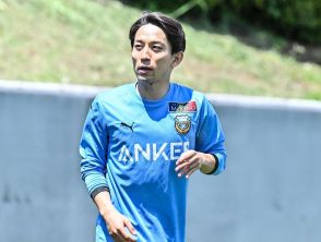 「魅力的なデザインだ」元川崎・三好康児が着用した英3部降格クラブの「新ユニフォーム」が「華麗だ」と話題! 韓国代表MFと並んでのモデルに「残留するのかな?」の声