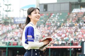 輝く美少女にドキドキ「透明感すごすぎ」　なびくスカート…視線くぎ付けの完璧投球