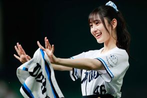 スカートなびかせ…可憐すぎる始球式が「最高に輝いてる」　人気アイドルのガチ練習に称賛の声