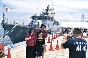 海自ミサイル艇、１０００人見学　伏木富山港