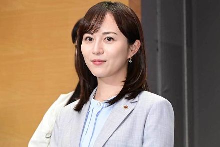 比嘉愛未、美脚チラリな肩出し赤ドレス姿が「美しい」「キレイ」　38歳の誕生日を報告