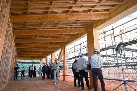 青森県内初、木造3階校舎に高い関心　六戸学園で建築関係者ら見学会