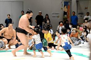 力士と子ども土俵で笑顔　福島合宿　荒汐部屋「相撲体験会」