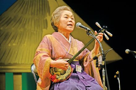 奄美民謡大賞に上原さん　第43回大会　大勢の島唄ファン来場