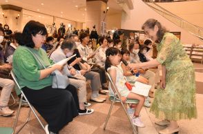 童謡を次世代に　ソプラノ・大島良子さんら来場　観客と一緒に歌う場面も／岡山・津山市