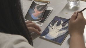 日本画の魅力に触れてもらおうと高校生向けの絵画教室が開かれる　岡山市
