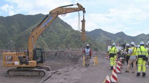 上信越自動車道　巨岩の撤去工事現場を一般公開　群馬・安中市