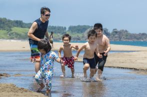 30度超、涼求め海辺へ　八戸と十和田、今年初の真夏日