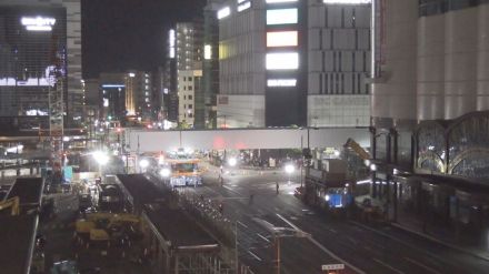 新広島駅ビル　白い巨大な橋げたが一気に駅前交差点をまたぐ　“2階へ直結” 路面電車の進入路　「駅前大橋線」新ルート架設工事