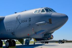 B-52「乗組員が減る可能性がある!?」運用70年目を前に“大改造”を迎えるおじいちゃん機