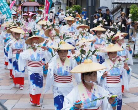 花車、三条通練り歩き　奈良市の大神神社摂社・率川神社　三枝祭を前に「ささゆり奉献神事」