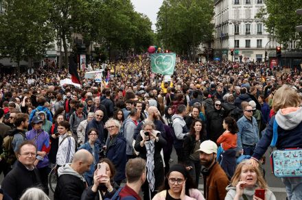 フランス全土で極右政党の国民連合に対する抗議デモ
