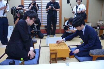 【棋聖戦】藤井聡太棋聖いつもの「初手お茶」からスタート　山崎隆之八段との５番勝負第２局