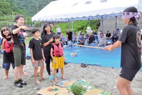 海岸に集い親睦深める　龍郷町で伝統行事「ハマオレ」　奄美大島