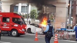 車が歩道に突っ込む　歩行者が巻き込まれたか　4人がけが　「速度を落とさず突っ込んだ」と目撃者