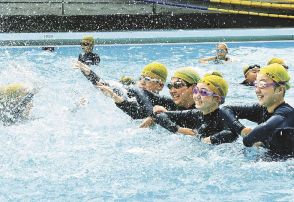 水かけ合って初泳ぎ　小中学校でプール開き、和歌山県紀南地方