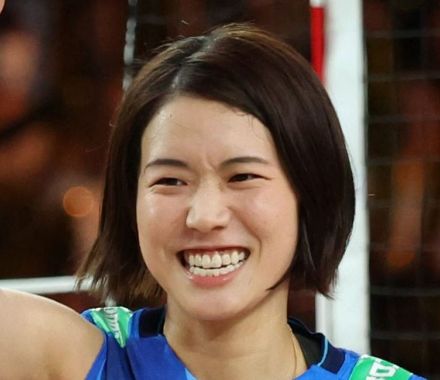 バレー・古賀紗理那と「恋人つなぎ」新鍋理沙さん、愛情たっぷりねぎらいに「仲良しカップル！」とネット沸く