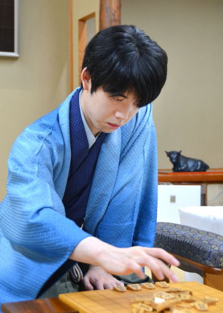 藤井聡太八冠が最年少永世称号に王手　棋聖戦第２局で山崎隆之八段に勝利