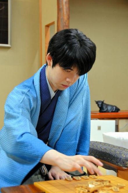 藤井棋聖が棋聖戦で開幕２連勝　「永世」称号の獲得まであと１勝