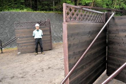 富士山で通行規制のゲート完成、木製で全長8メートル　下山は終日可