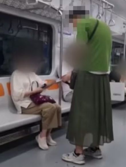 スカートをはいた大柄の男性、ソウル地下鉄で金銭を奪う…「私も見た」相次ぐ目撃談