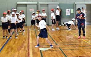「Ｂ５」日本代表女子選手が小学生に体験授業　埼玉・加須市　男女混合５人制手打ち野球