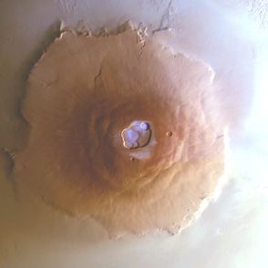 火星のオリンポス山に降りた霜　ESA探査機の観測で初めて発見される