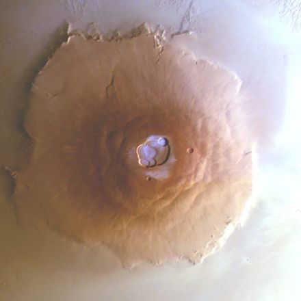 火星のオリンポス山に降りた霜　ESA探査機の観測で初めて発見される