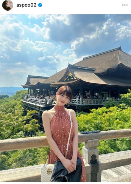 岸明日香、美肩あらわな私服で親孝行！母との京都観光に「優しいですね」「素敵」の声