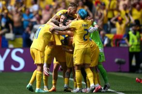 ルーマニアが鮮やか3発！ 劣勢をひっくり返してウクライナを下し、監督へ勝ち点3のバースデープレゼント【EURO】