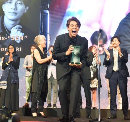 森崎ウィン　「こんなに足が震えてるのは初めて」初監督作で最優秀賞　アジア最大級映画祭２６年の歴史で俳優兼監督受賞は初の快挙