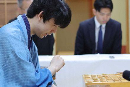 藤井聡太棋聖　永世棋聖に王手　山崎八段を111手で下し連勝