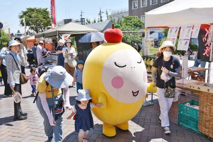 イベントと出店で賑わい  りんご並木  歩行者天国わくわく並木広場【長野県飯田市】