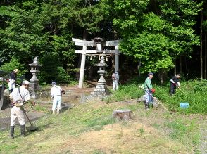 放火で焼失から1年　愛宕神社で夏祭りに向け役員らが草刈り
