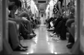 香港で出勤時間に地下鉄から４０センチのヘビ発見…乗客全員が避難