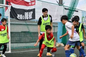 サッカー谷口選手とボール追いかける　熊本市出身、日本代表DF　菊陽町で小学生向け教室