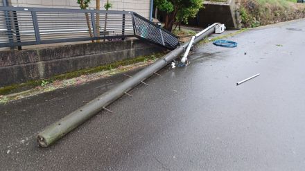 大雨で畑の擁壁が住宅側に崩れる 電柱が倒れるもけが人なし