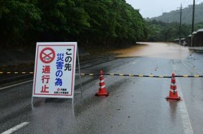 沖縄各地で冠水　車つかみ救助待つ人も　名護、南城、八重瀬で交通規制（午前8時30分現在）