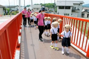 水害で掛け替えの「松坂つり橋」開通　福島県いわき市