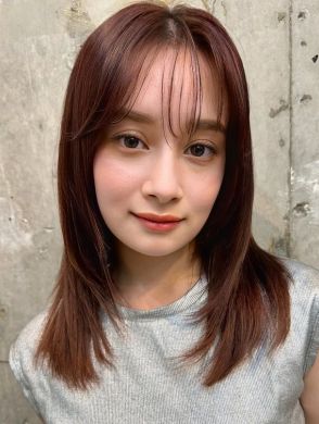 【大人のヘアカタログ】レイヤーとシースルーバングで抜け感アップ！ 夏におすすめのミディアムヘア