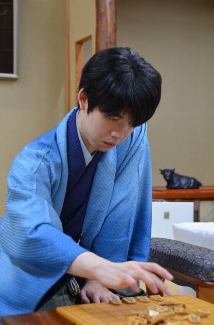 「両取り逃げるべからず」で勝負あり　藤井棋聖が山崎ワールド封じ、防衛に王手　ヒューリック杯第95期棋聖戦五番勝負第２局