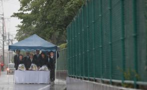 ブロック塀倒壊で女児死亡　雨の学校で追悼式　大阪北部地震6年