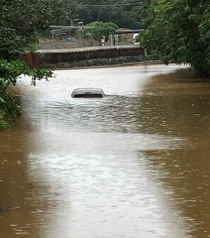 名護市で冠水、気付かず通行しようとした車が水没　しがみつく60代運転手を名護署員ら救助