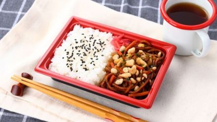 ローソンストア100「だけ弁当」新作は“焼そば”！　濃厚ソースがごはんとの相性抜群