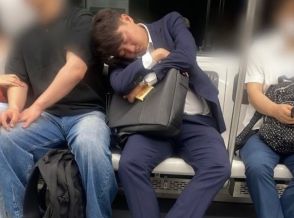 地下鉄車内で爆睡、隣の客にもたれかかる改革新党・李俊錫代表の写真巡り韓国ネット民の反応さまざま