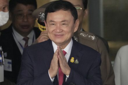 タイ検察、タクシン元首相を不敬罪で起訴　与党に揺さぶりか