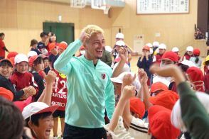 「鈴木優磨先生」小学生に大人気！「知念慶先生」とともに小学校訪問、体育館を駆け回る