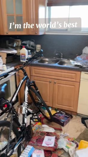 なんでキッチンに自転車が!?　“掃除の女王”がゴミ屋敷を大掃除する姿に「素晴らしいスキル」「心が温まる」の声