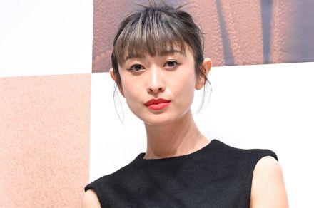 ＜山田優＞ミニスカのゴルフウエアで美脚「めっちゃ細くてうらやましい」　足元の「ルーズソックスかわいい」の声も