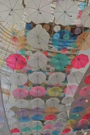 1000本の傘の花、吹き抜けに咲く　鹿児島・霧島のホテル